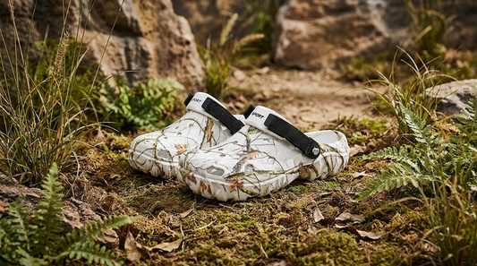 Crocs camuflaje hombre sobre fondo outdoor natural