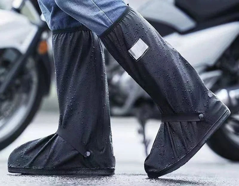 Cubrebotas impermeables para moto sobre las zapatillas