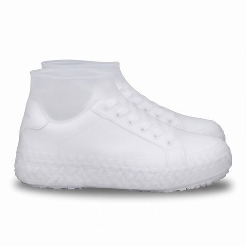 Cubrezapatos de silicona blancos sobre zapatillas, vista lateral
