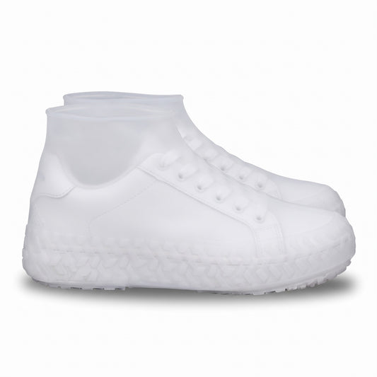 Cubrezapatos de silicona blancos sobre zapatillas, vista lateral