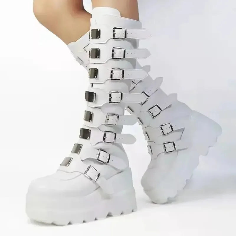 Botas altas blancas de plataforma con hebillas metálicas