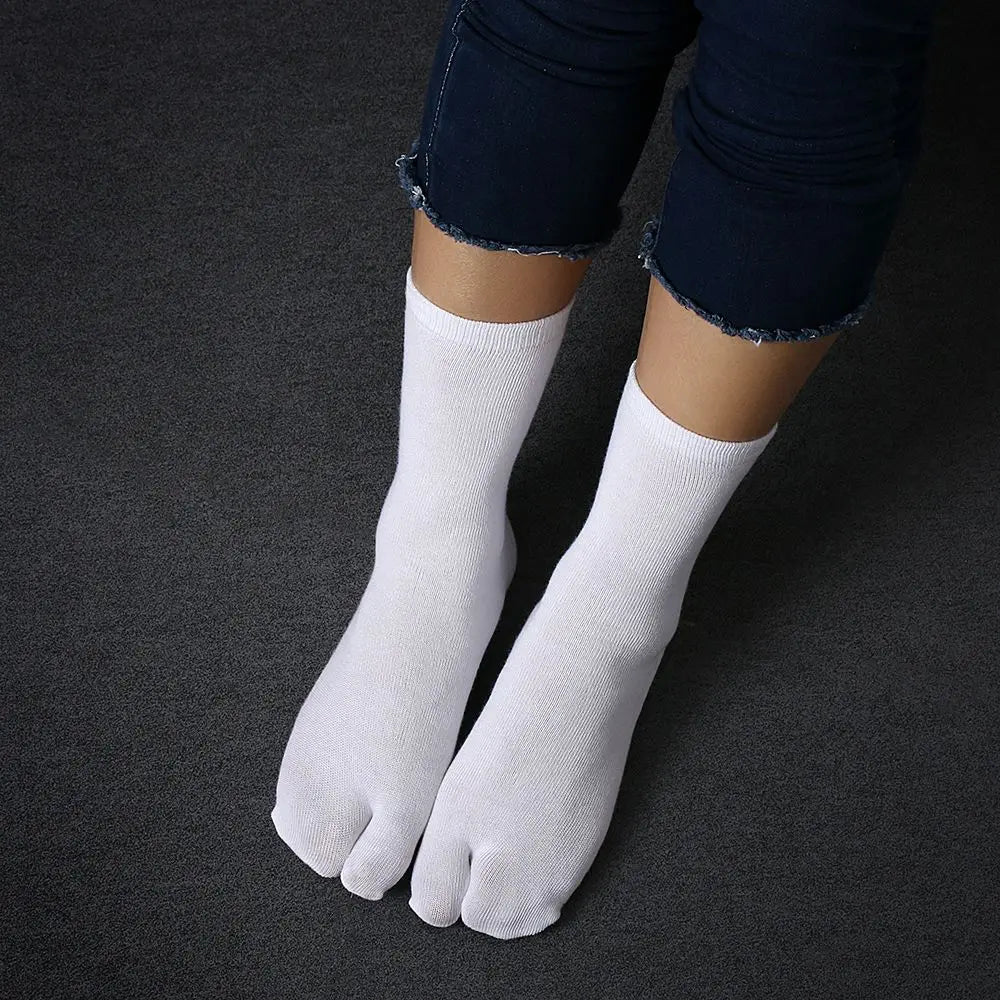 Calcetines japoneses de dedo separado blancos puestos