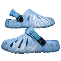 Crocs clásicas azules con correa