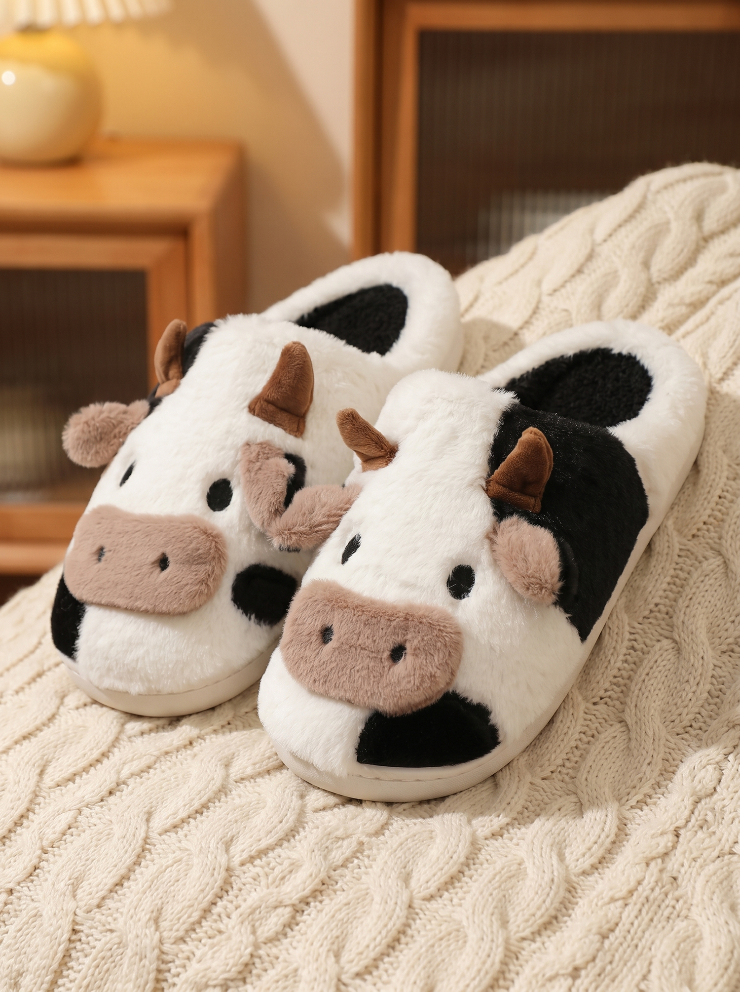Pantuflas de vaca Don Zapas primer plano sobre manta