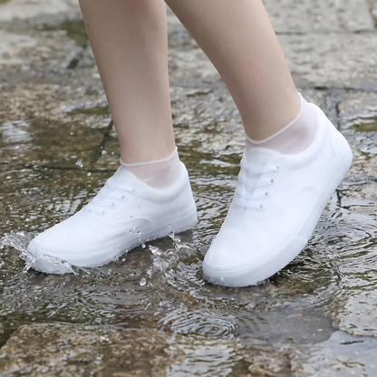 Cubrezapatos de silicona pisando un charco