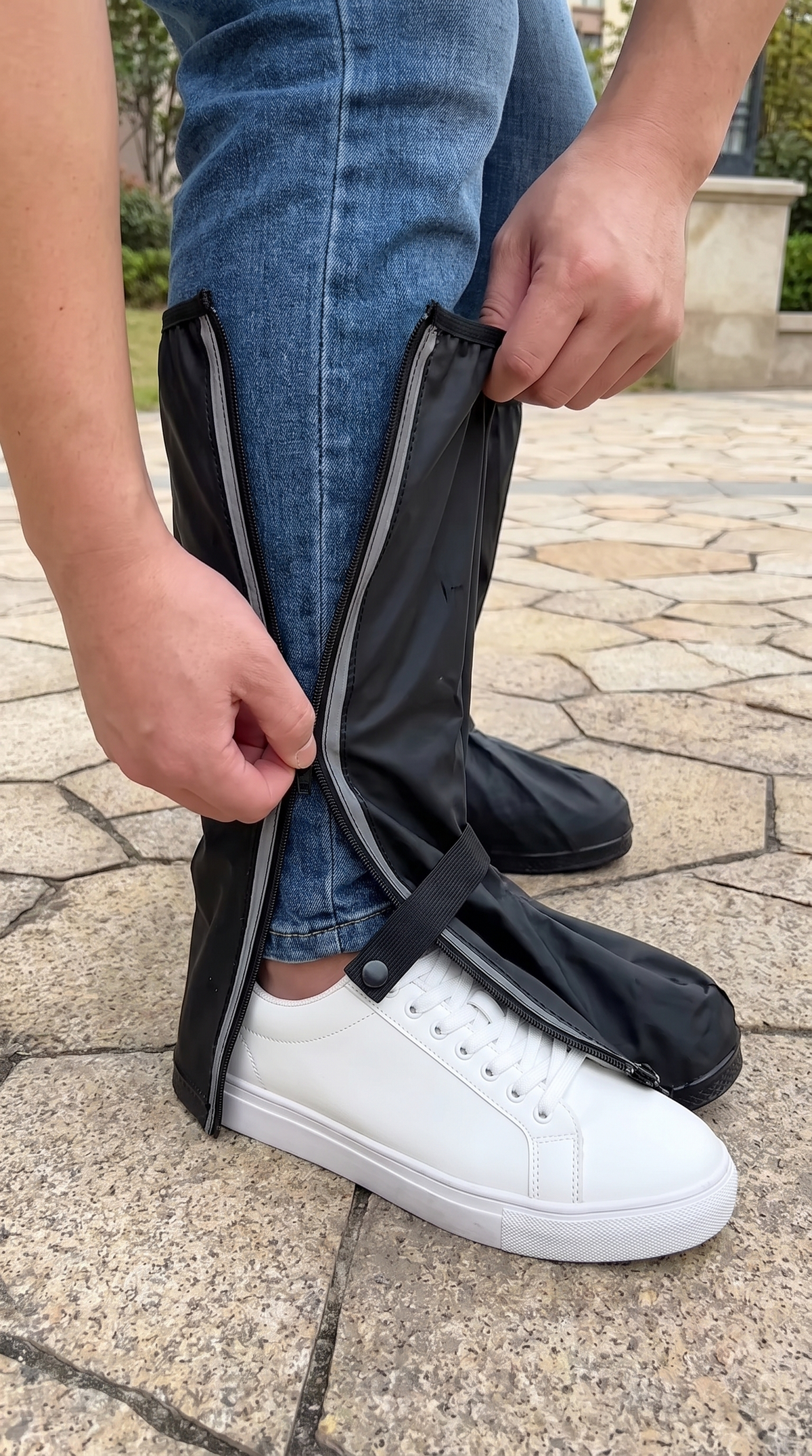 Cerrando la cremallera del cubrebotas sobre una zapatilla blanca