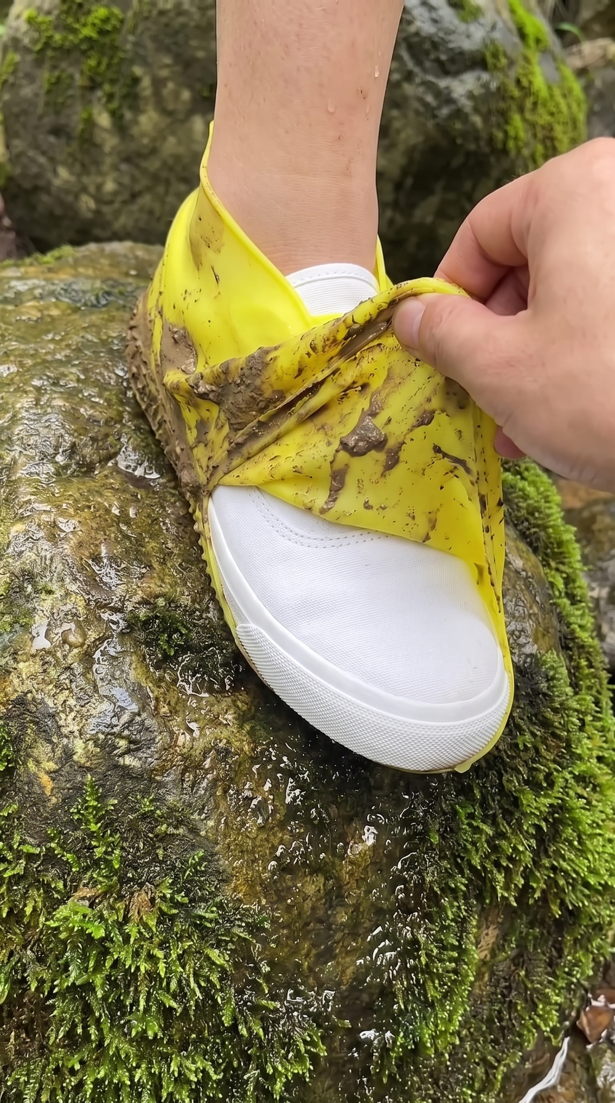 Al quitar el cubre zapatos de silicona la zapatilla blanca sale limpia