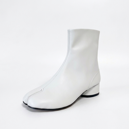 Botas Pezuña de Tacón Bajo blancas - vista de la puntera dividida