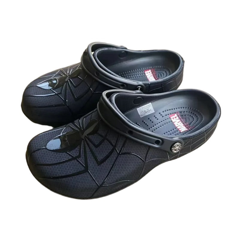 Crocs Spiderman negras para adulto, traje negro, fondo blanco
