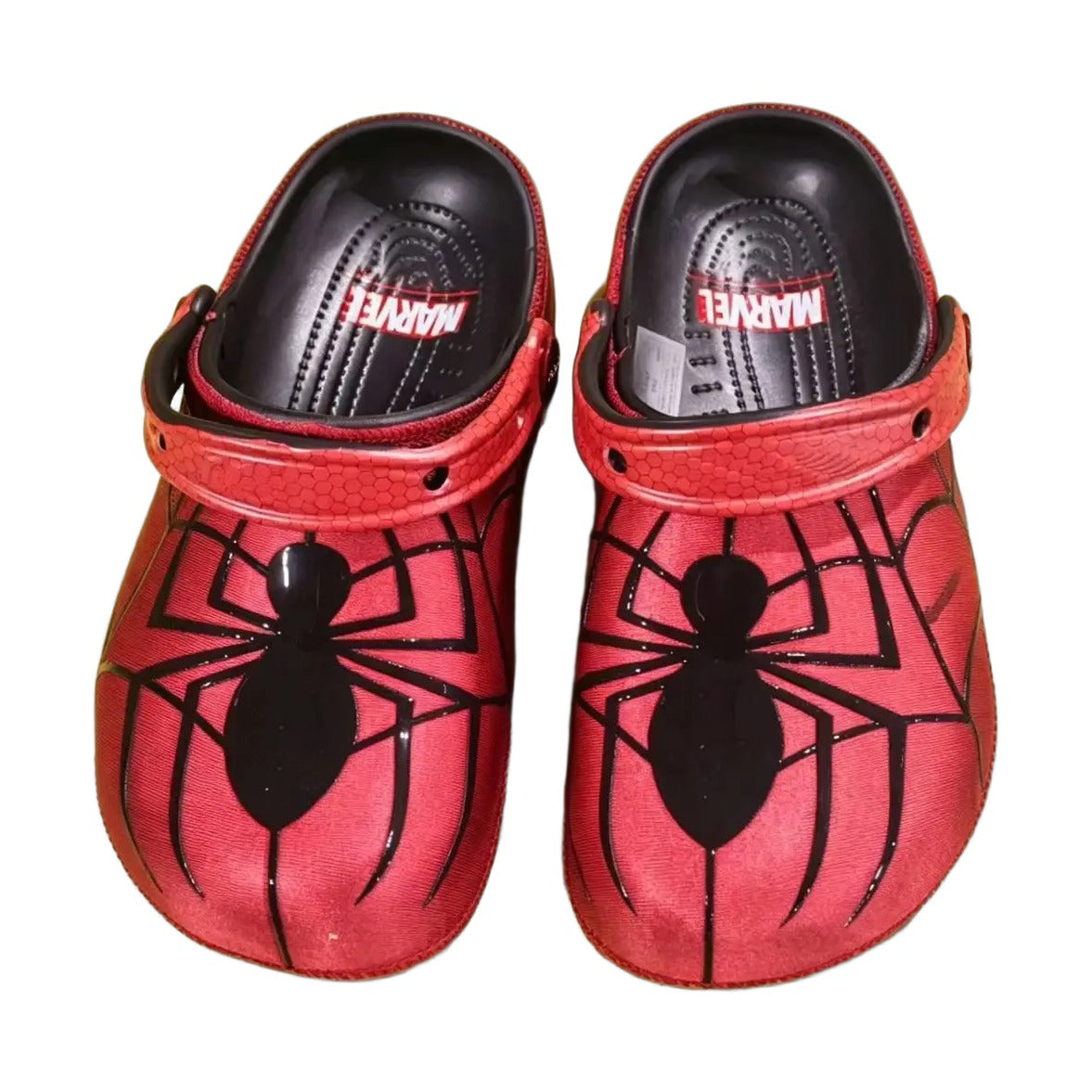 Crocs Spiderman rojas para adulto con estampado de araña, fondo blanco
