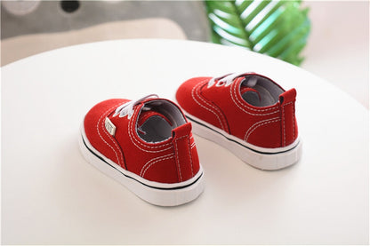 zapatos de vestir Vans rojos por detrás 