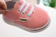 Cargar imagen en el visor de la galería, zapatos para vestir Vans de bebe de color rosa de lado
