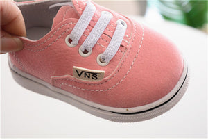 zapatos para vestir Vans de bebe de color rosa de lado