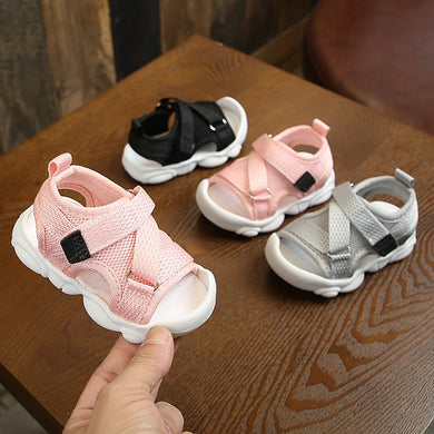 cuatro pares de sandalias abiertas para bebe