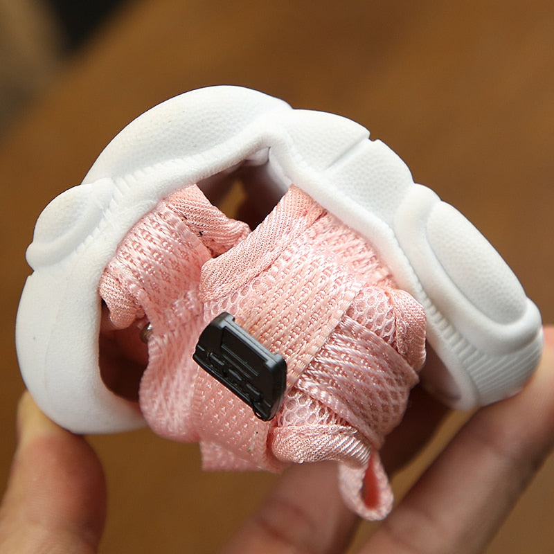 doblando sandalia de goma para bebe