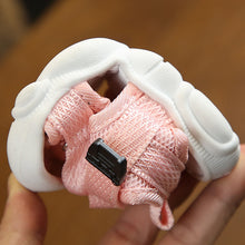 Cargar imagen en el visor de la galería, doblando sandalia de goma para bebe
