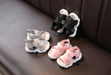 Cargar imagen en el visor de la galería, tres pares de sandalias de bebe
