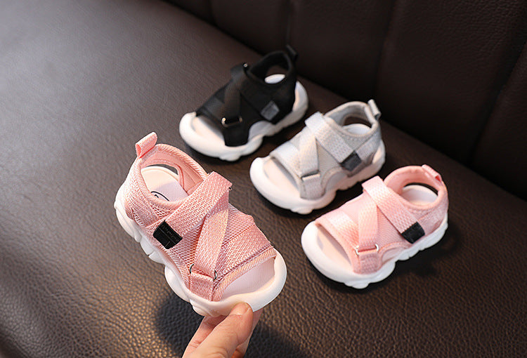 cuatro pares de sandalias de verano para bebes 