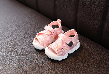 sandalias rosas sobre sofa de cuero 
