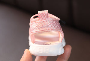 parte trasera de sandalias rosas de bebe