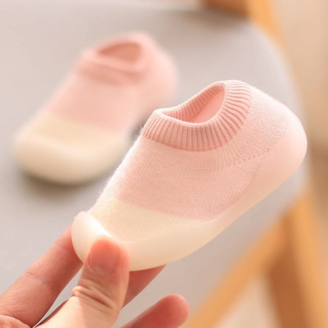 zapato calcetín bebe detalle suela goma antideslizante